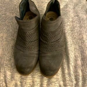 Earth Origins Gray Boots size 8